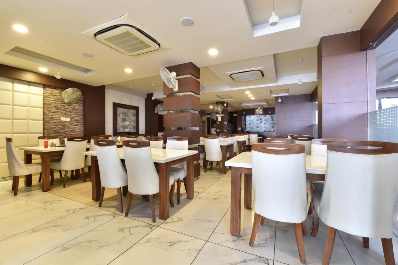 Hotel Lord Krishna Rohera エクステリア 写真