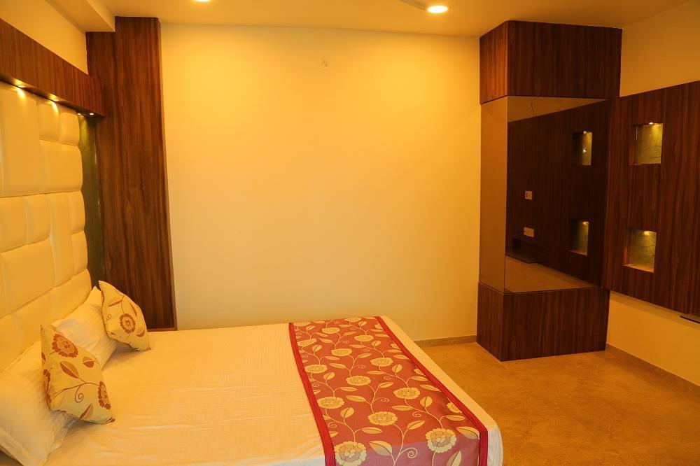 Hotel Lord Krishna Rohera エクステリア 写真